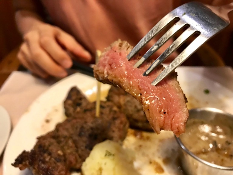 セブで美味しいステーキを食べたい方必見!! 隠れ家的レストラン【St Moritz restuarant】